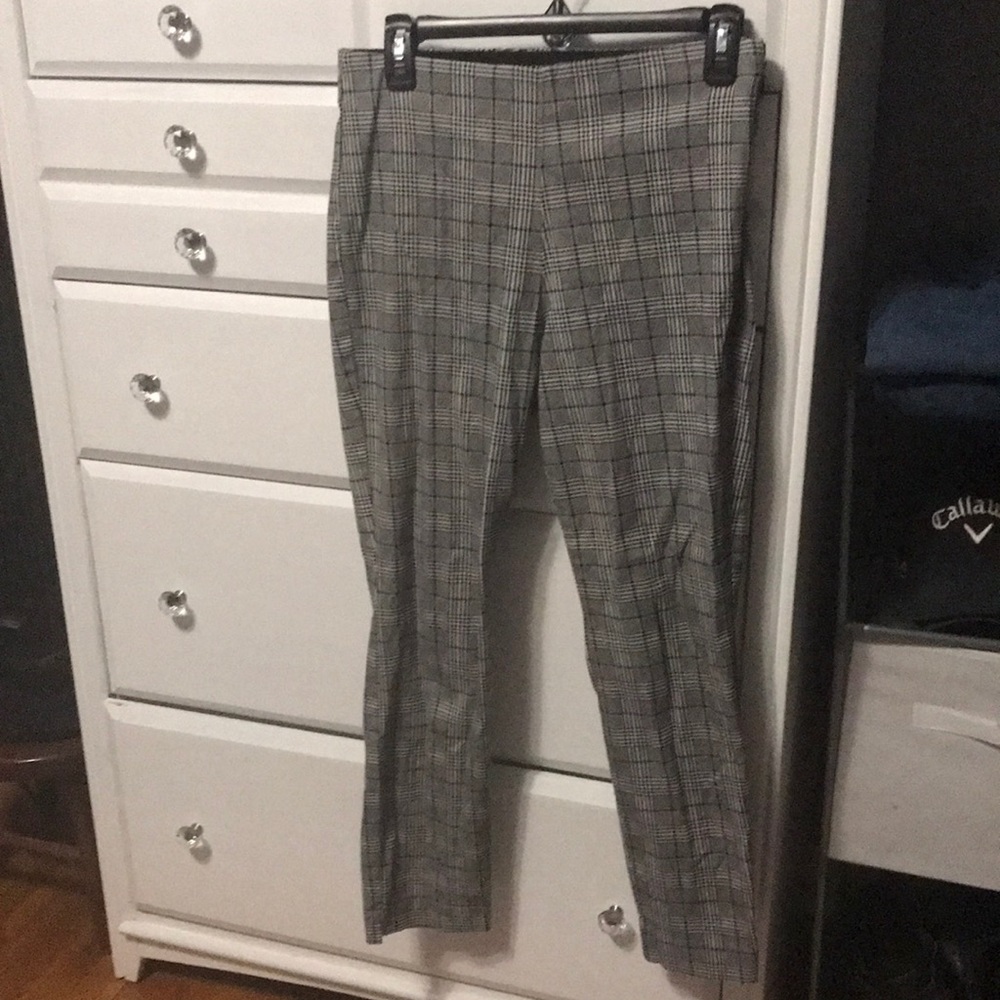 Old navy black and white plaid stretch ankle pant size 6